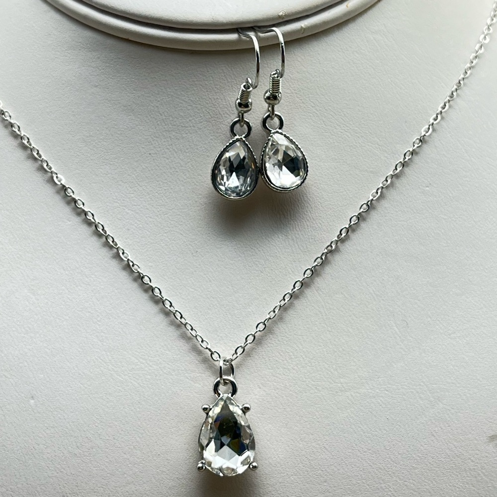 Elegant Silver Jewelry Set with Clear Gemstones
